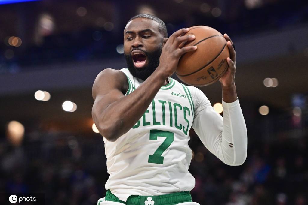 波特18+10+13布朗空砍30分 雄鹿胜凯尔特人